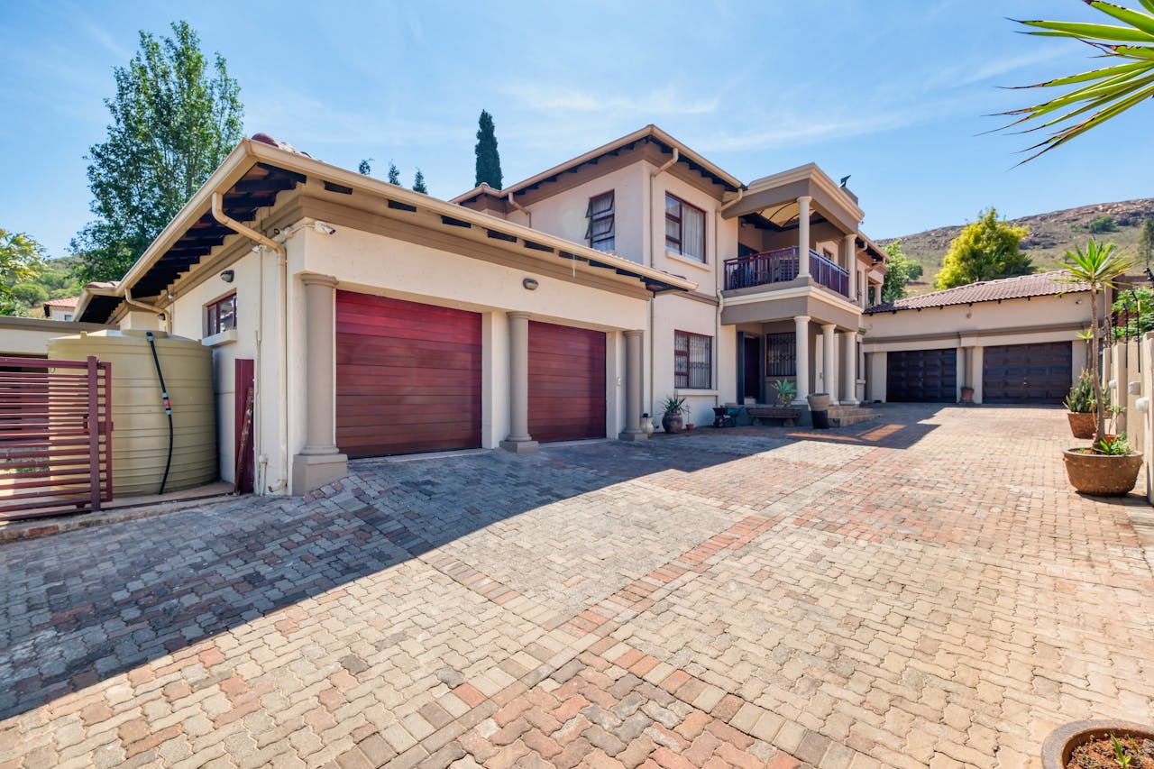 gallery-4 Elegant modern family house with spacious driveway in Pretoria, South Africa.